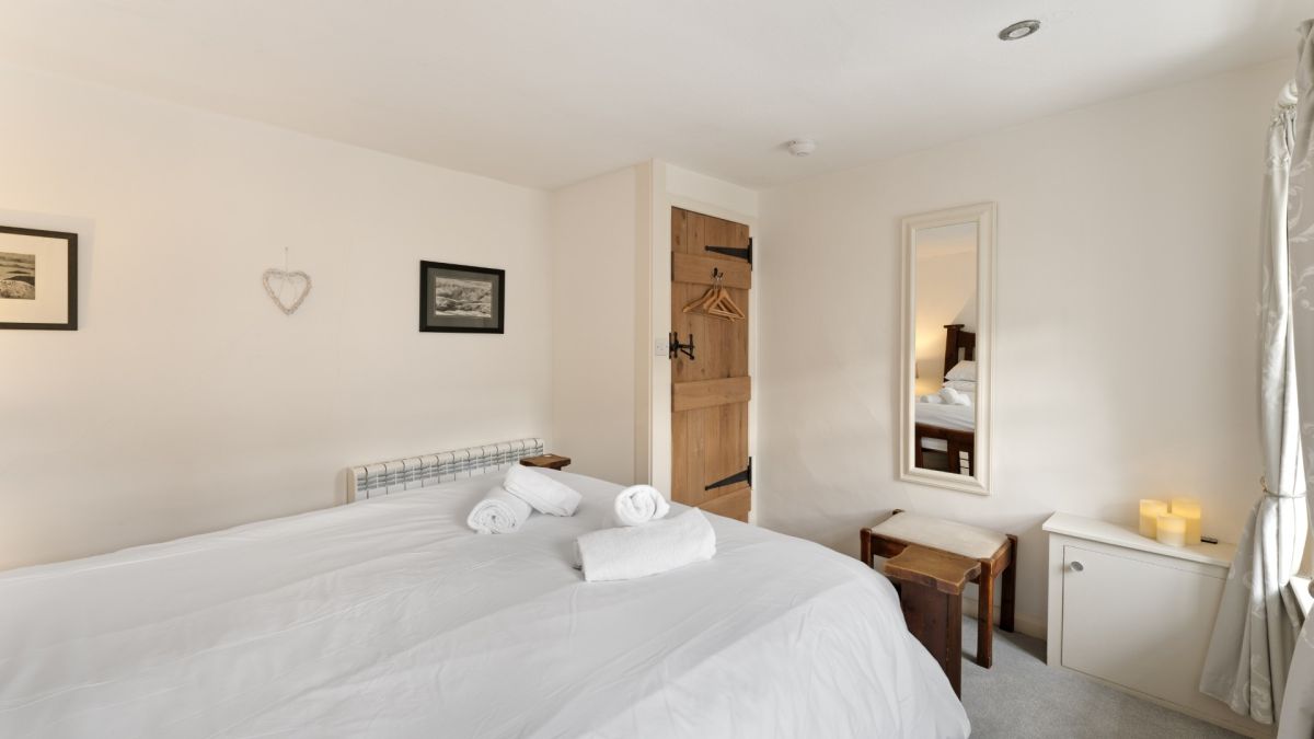 Gingerbread Cottage, listing photograph 8