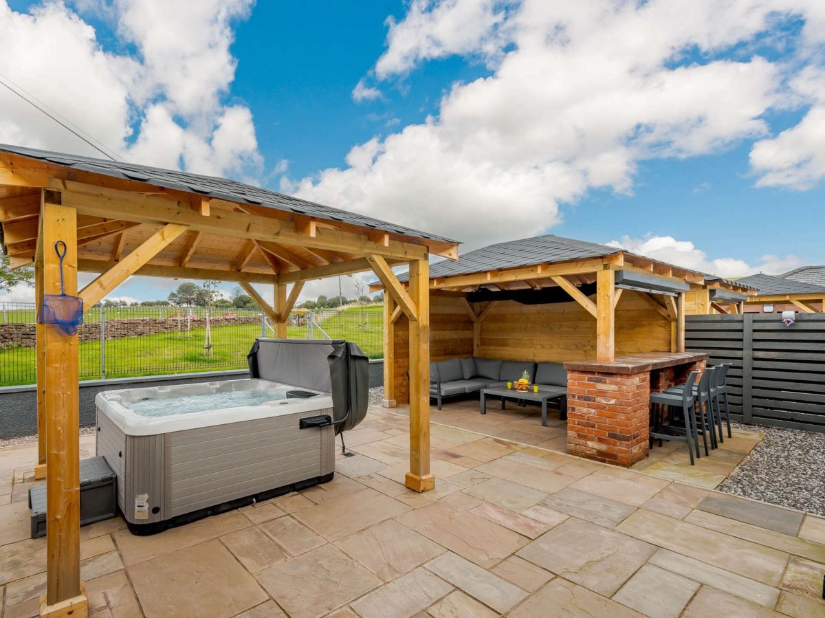 1 Lomond Courtyard