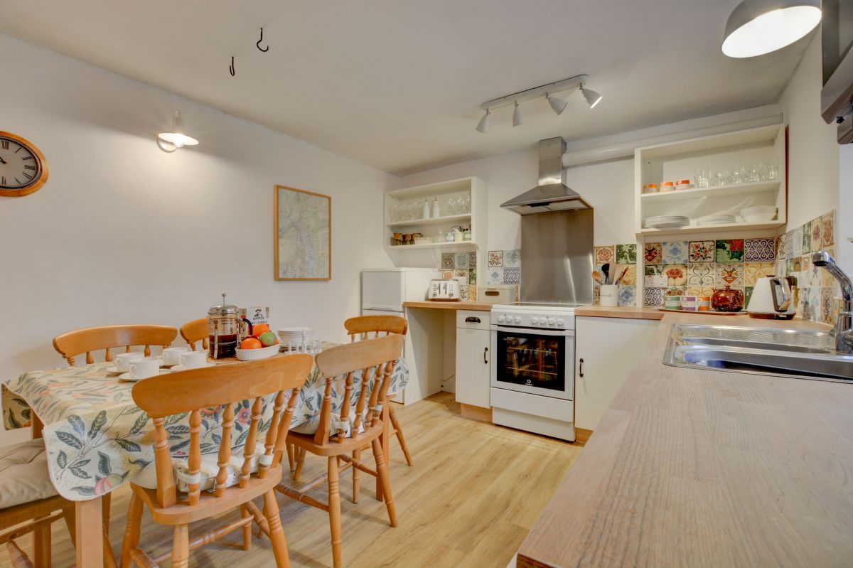 Lark Rise Cottage, listing photograph 8