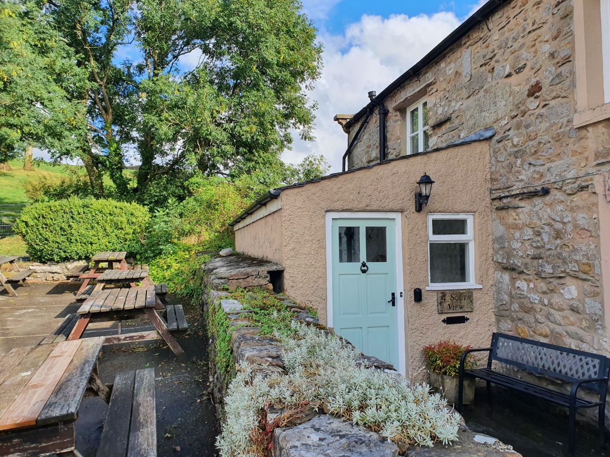 Lark Rise Cottage, listing photograph 2