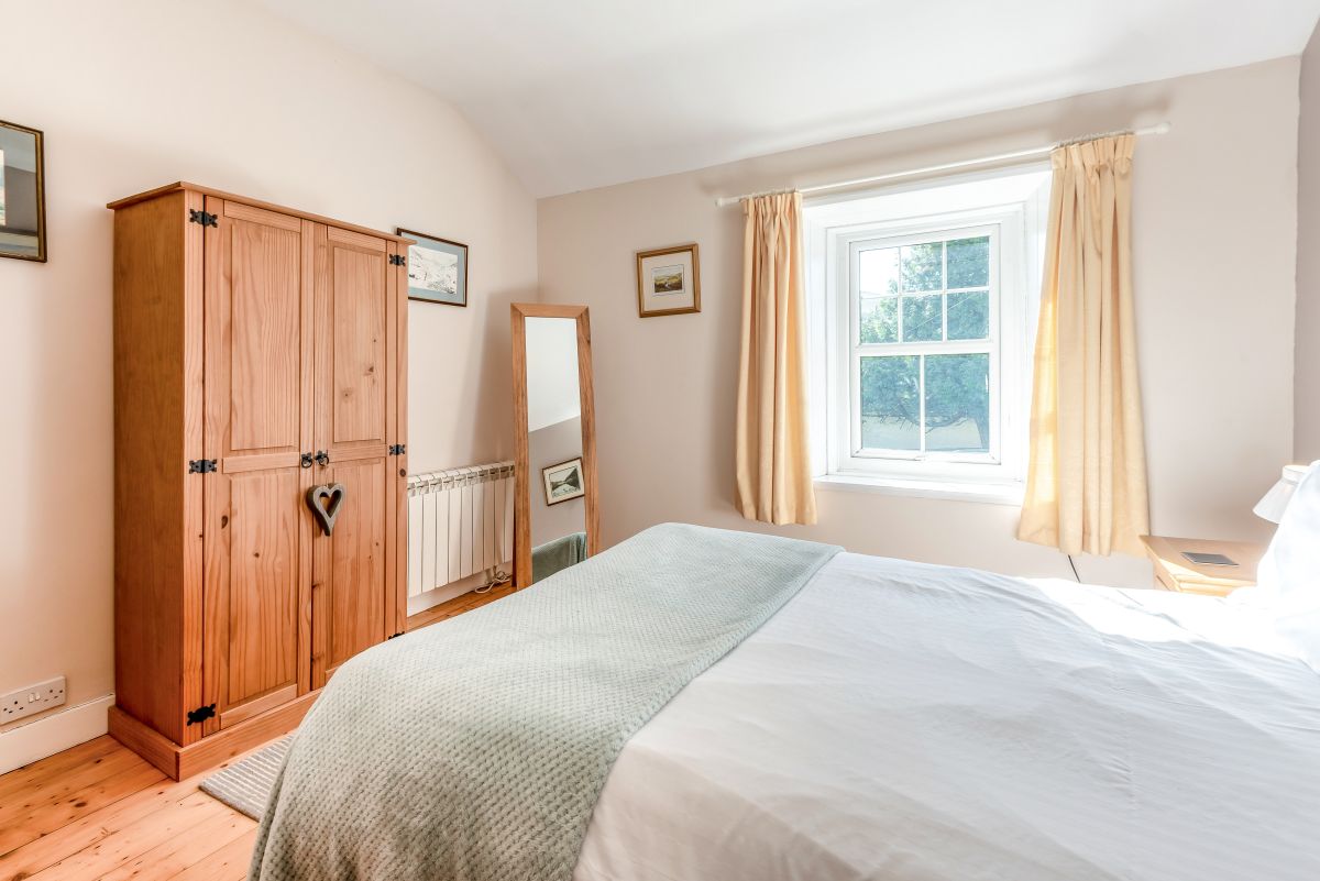 Lund Cottage, listing photograph 9