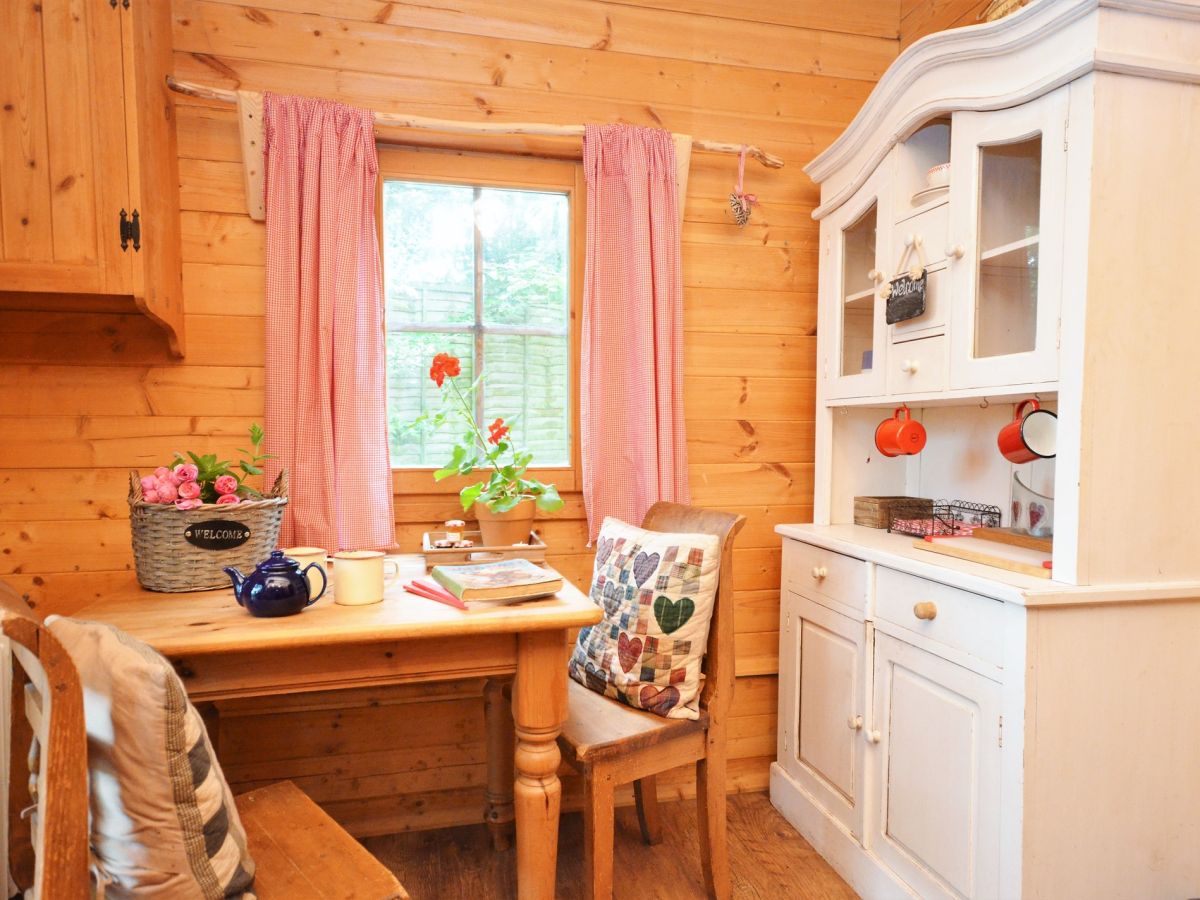 Frontier Cabin, listing photograph 4