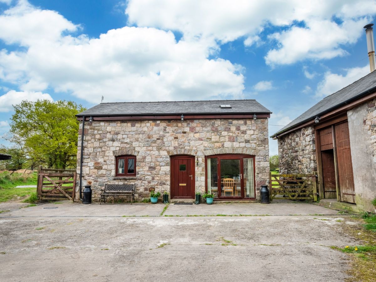 Beudy Bach Barn, listing photograph 2