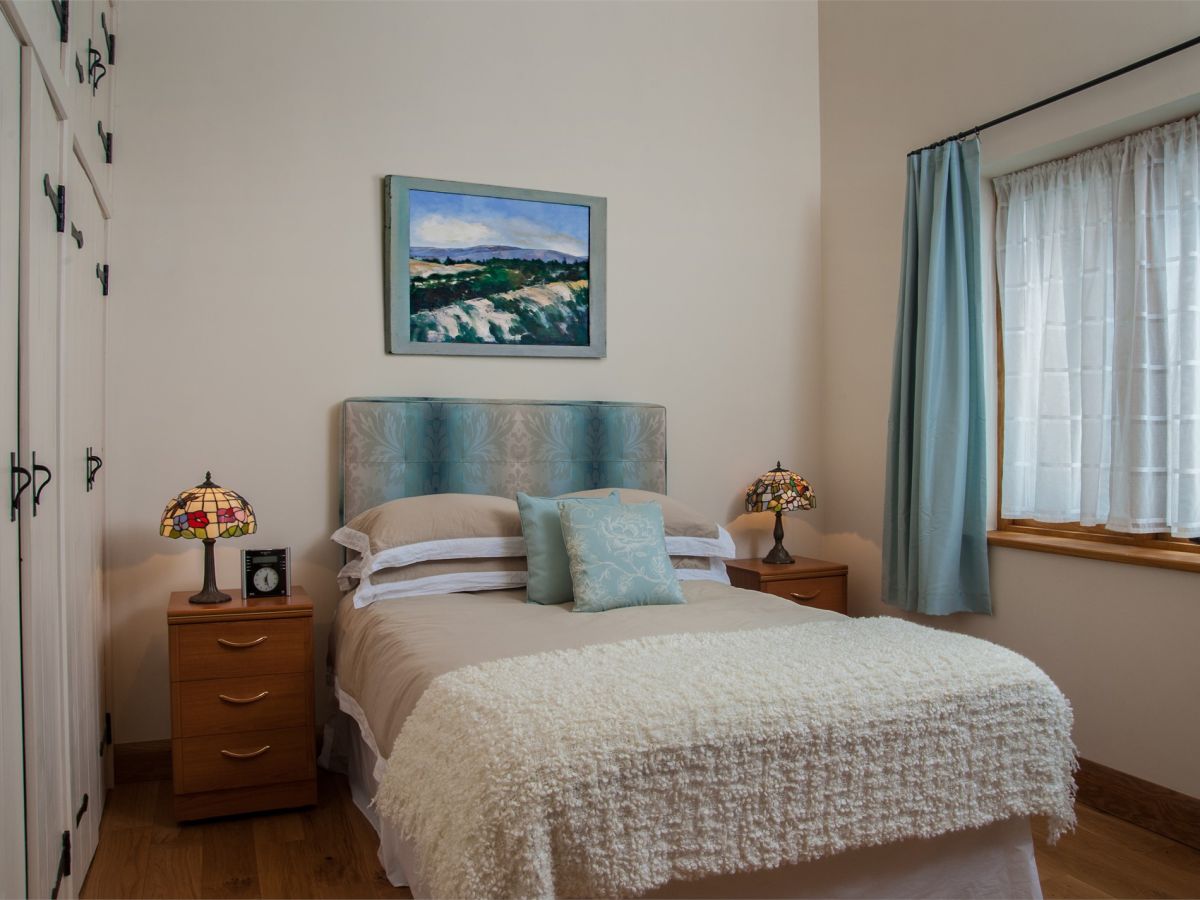 Hollyfield, listing photograph 5