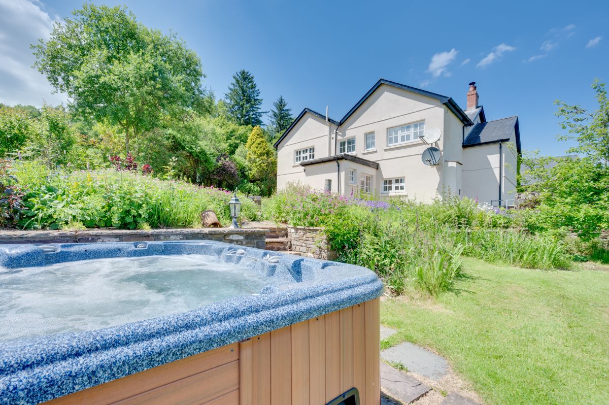 Group accommodation in the Brecon Beacon, listing photograph 2