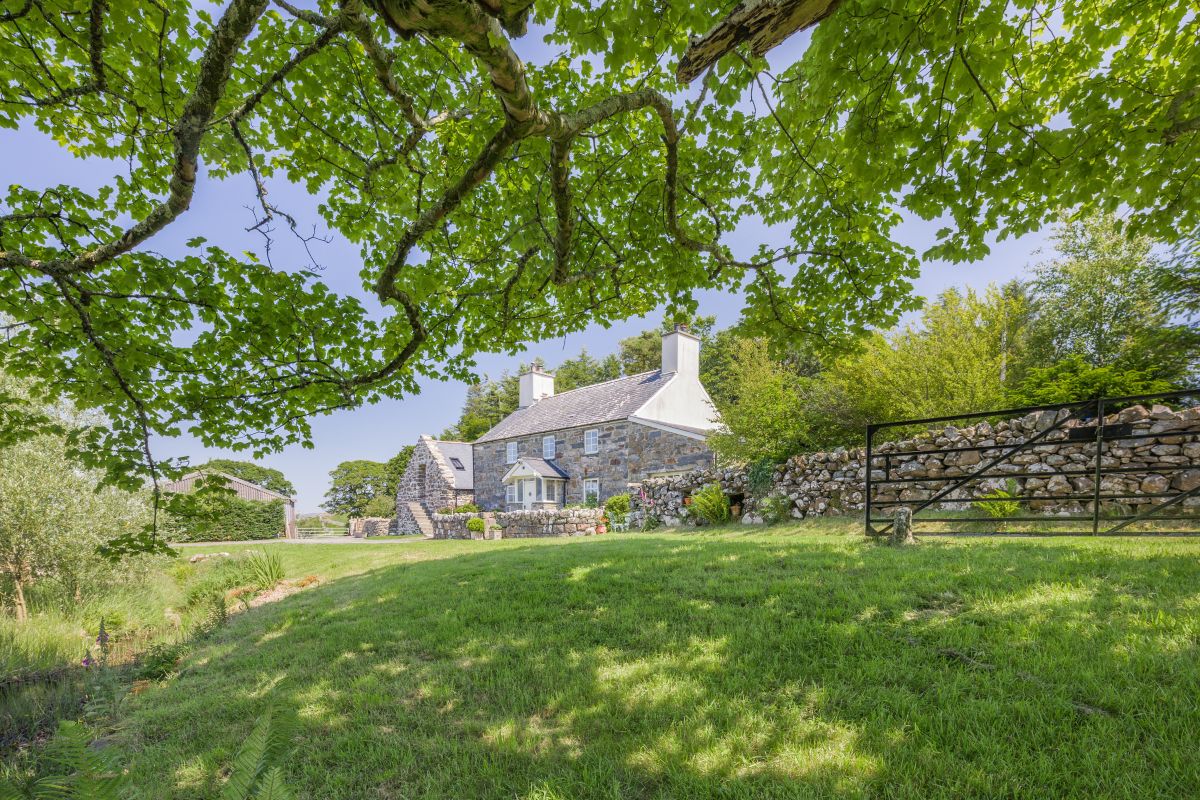 Cosy Mountain Farmhouse