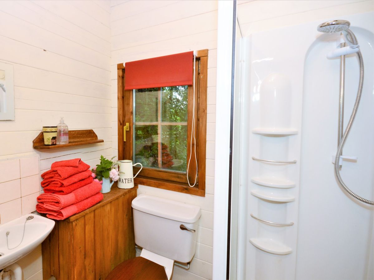 Frontier Cabin, listing photograph 11
