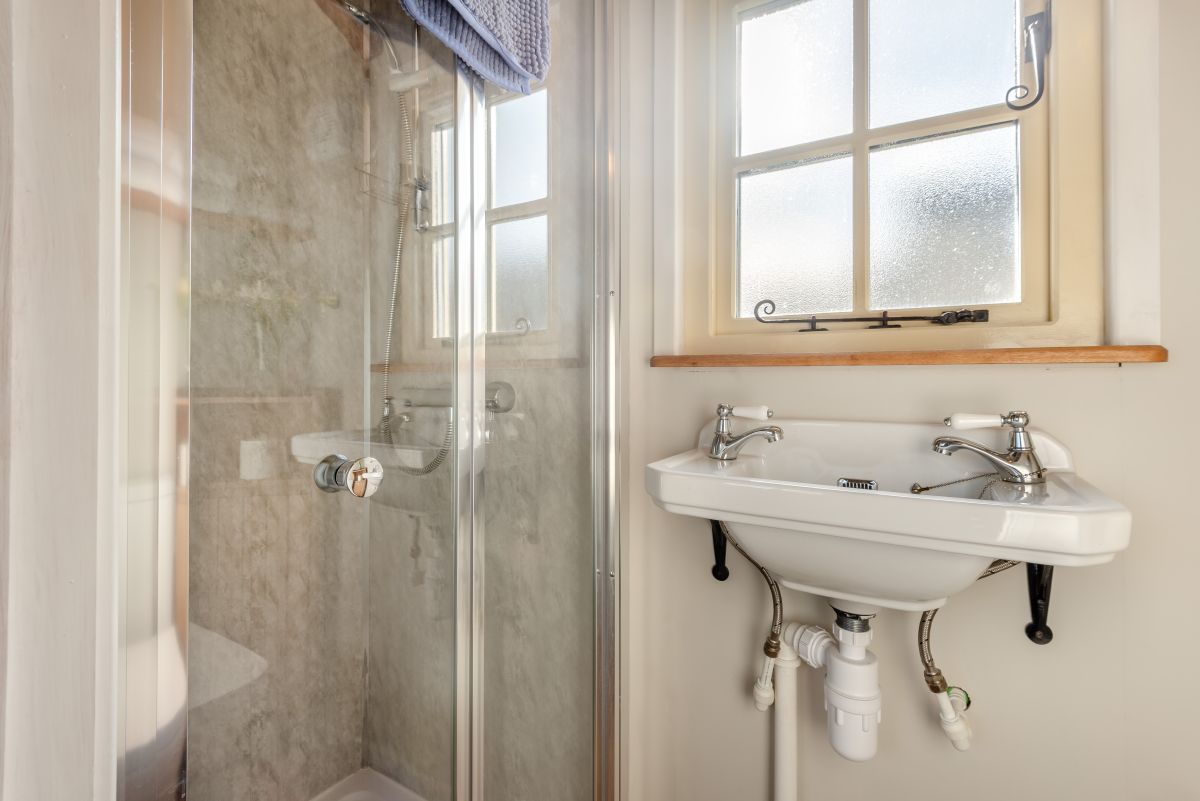 Maes Shepherds Hut, listing photograph 10