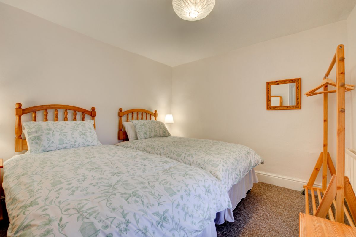 Lark Rise Cottage, listing photograph 6
