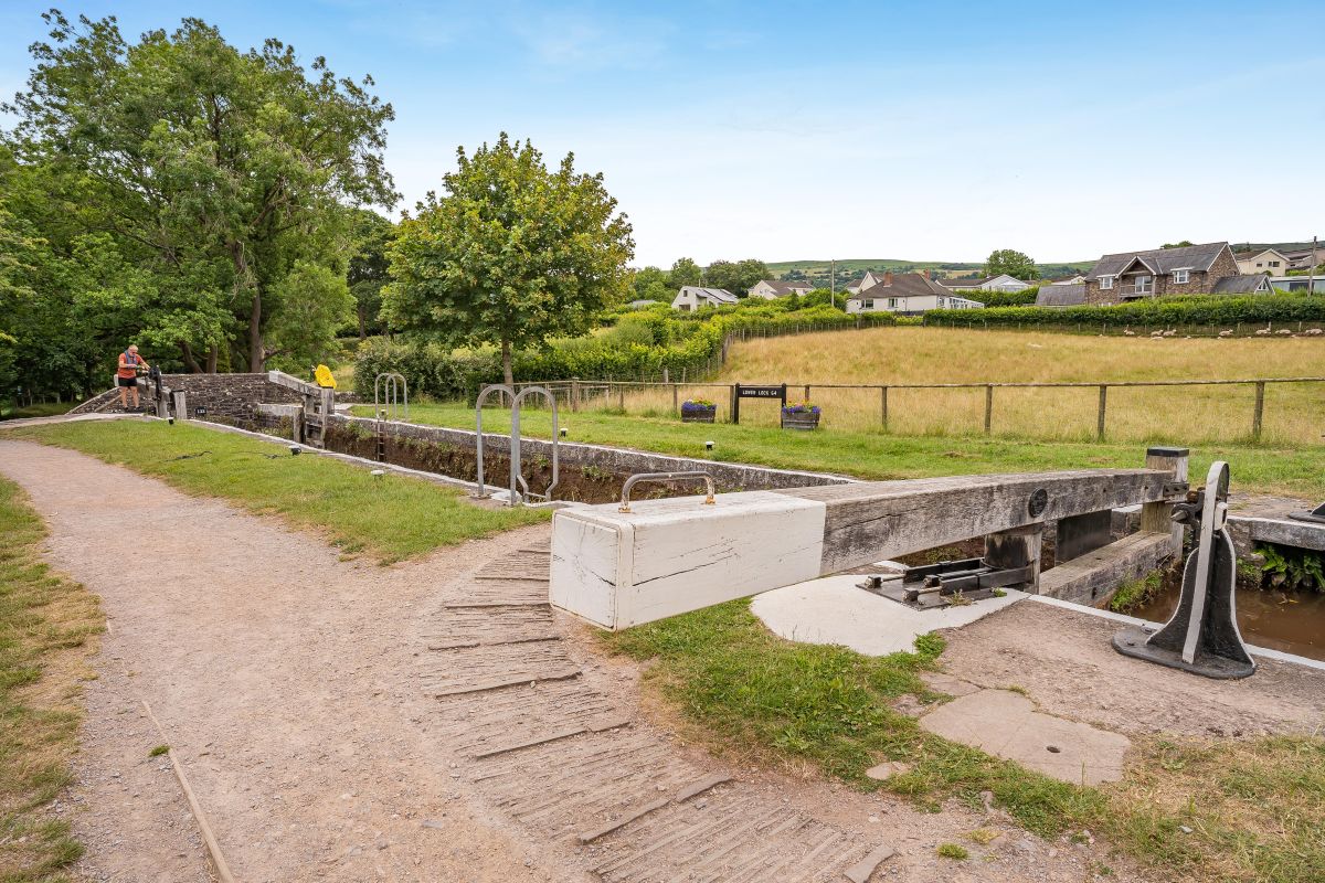 Lower Lock Cottage, listing photograph 3
