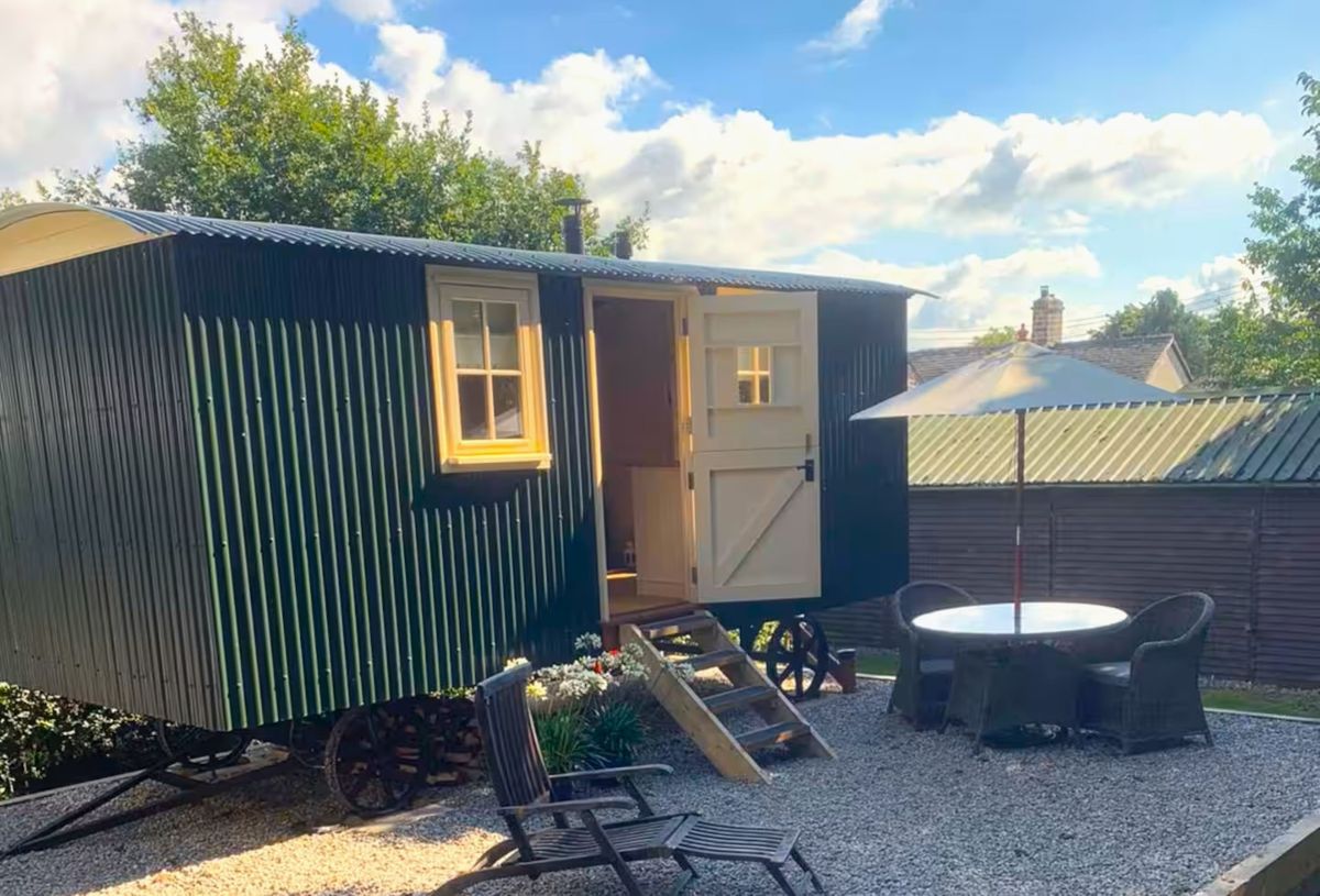 Spring House Shepherd's Hut, listing photograph 4