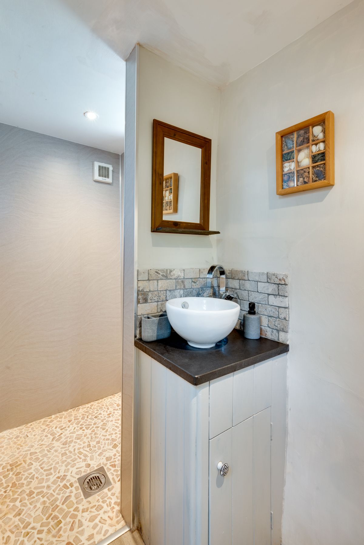Bizzy's Bolthole, listing photograph 12