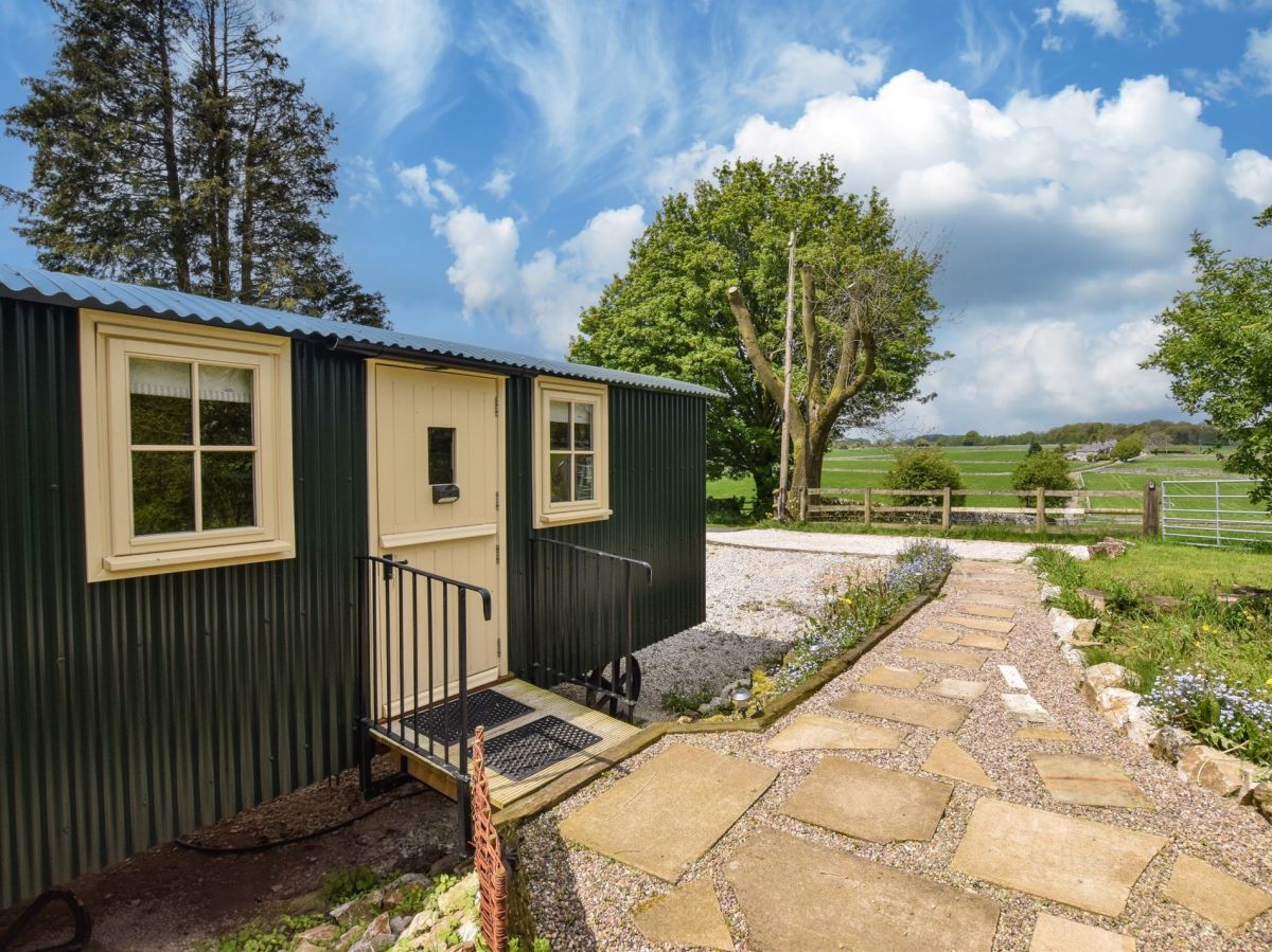 Hut In The Peaks, listing photograph 2
