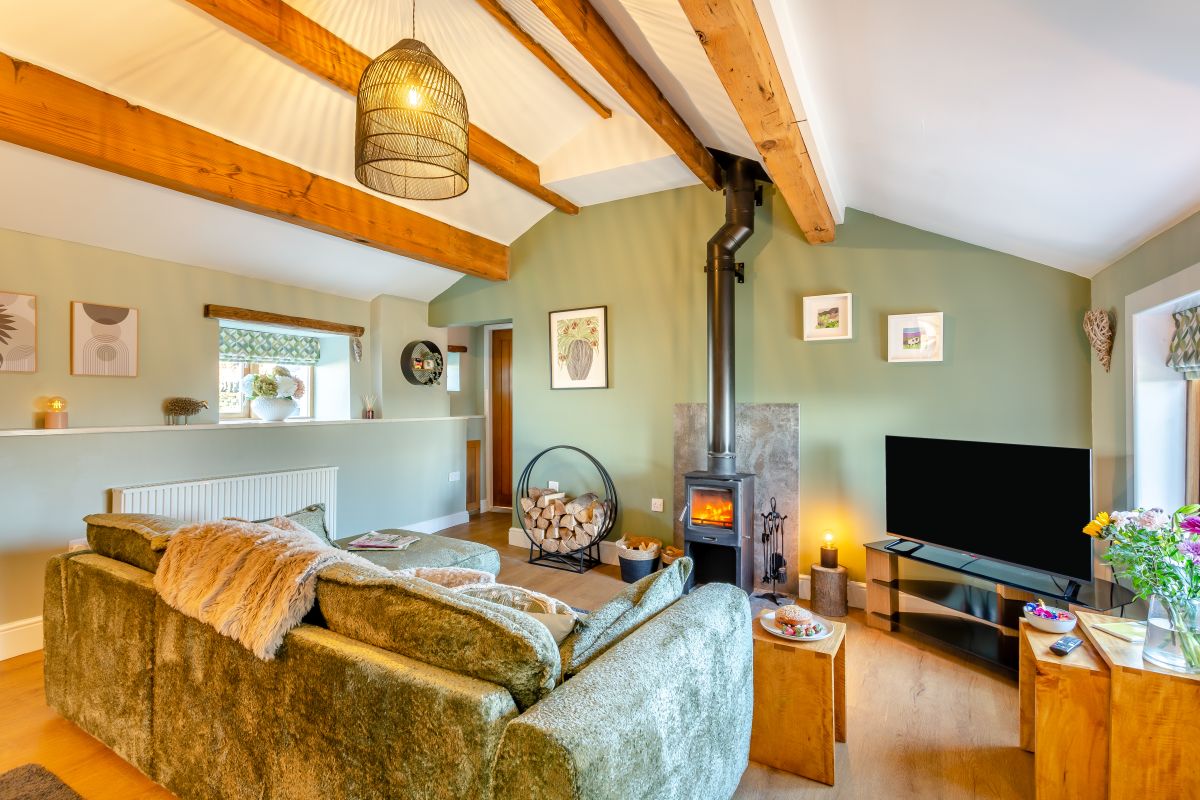 Laund Cottage - Slaithwaite, listing photograph 2