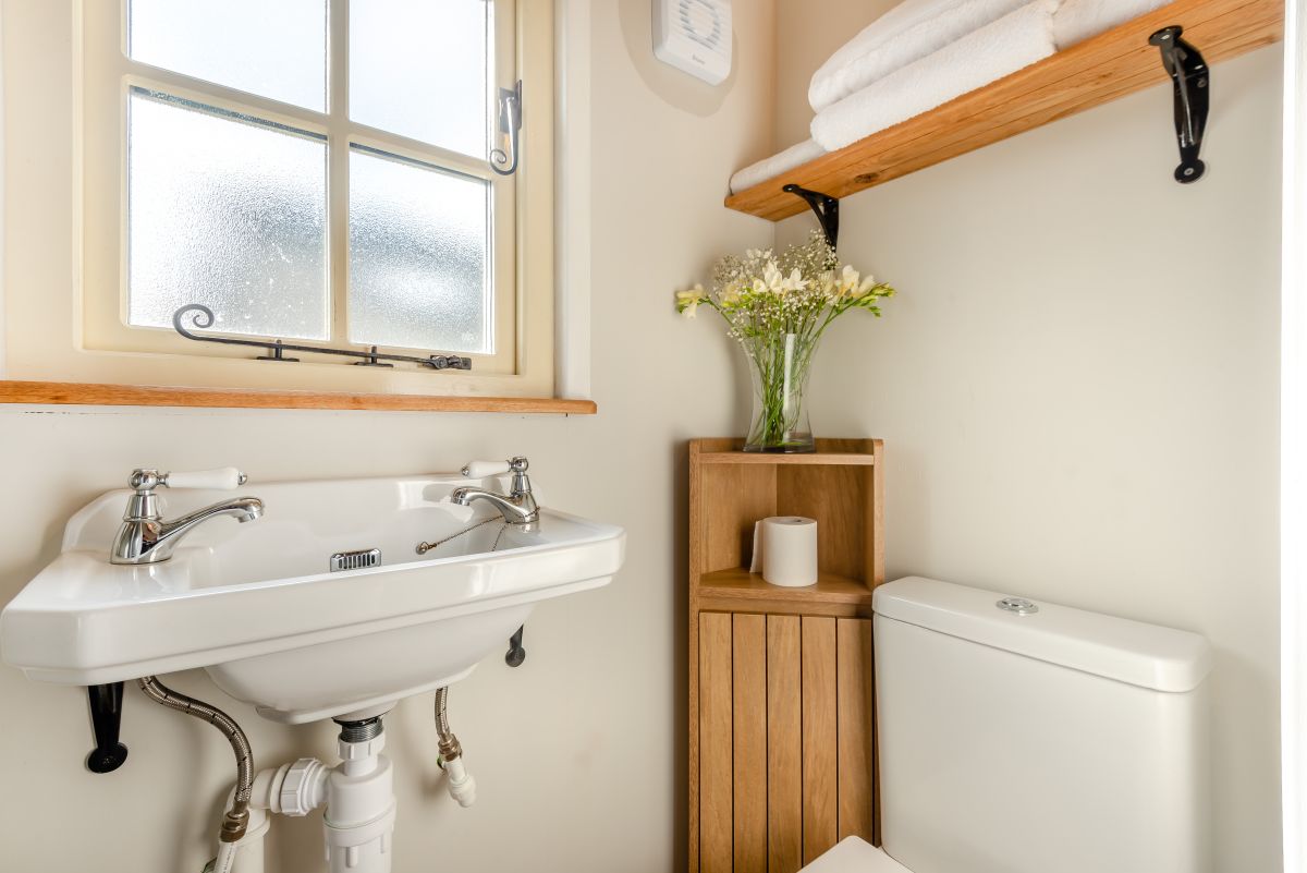 Maes Shepherds Hut, listing photograph 11