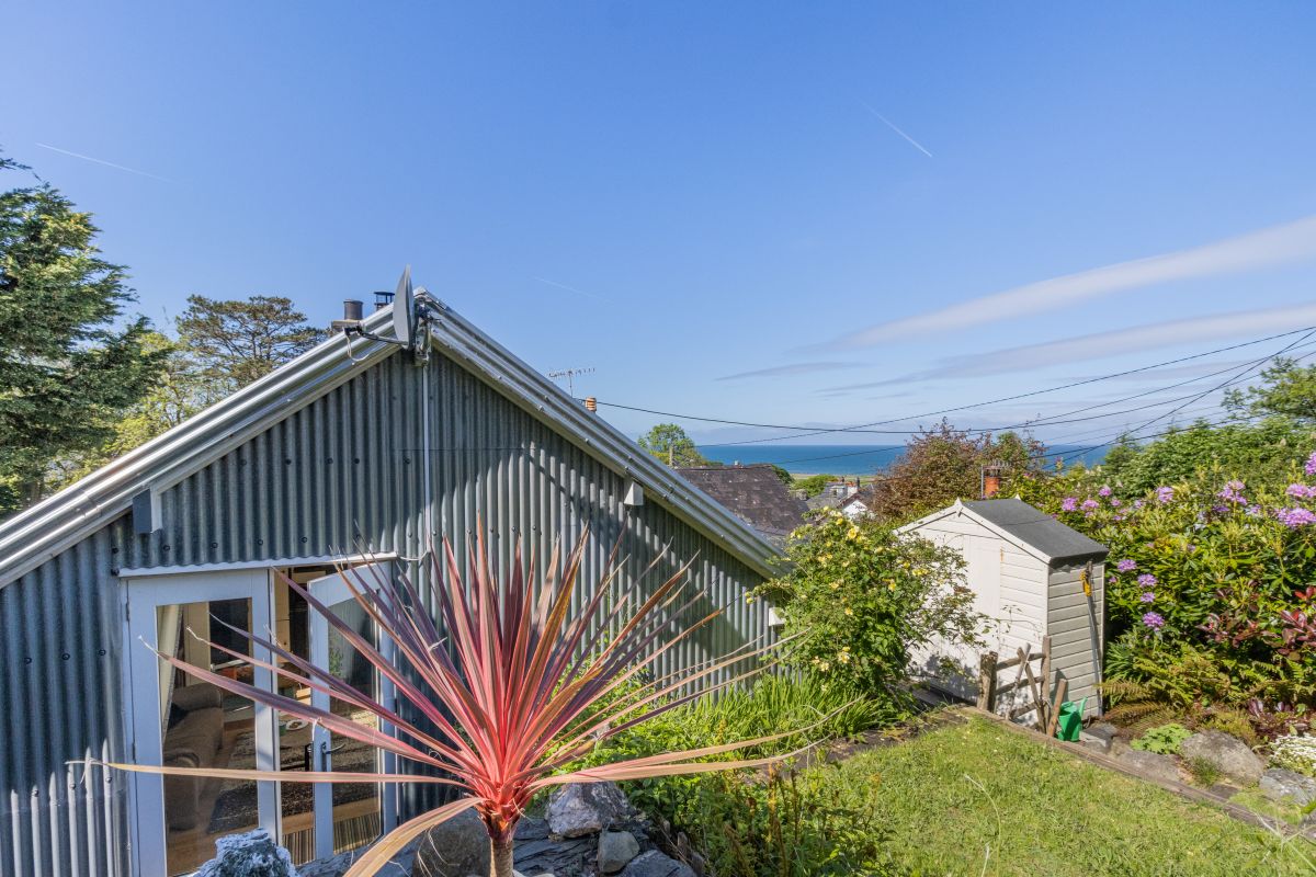 The Tin House, listing photograph 2