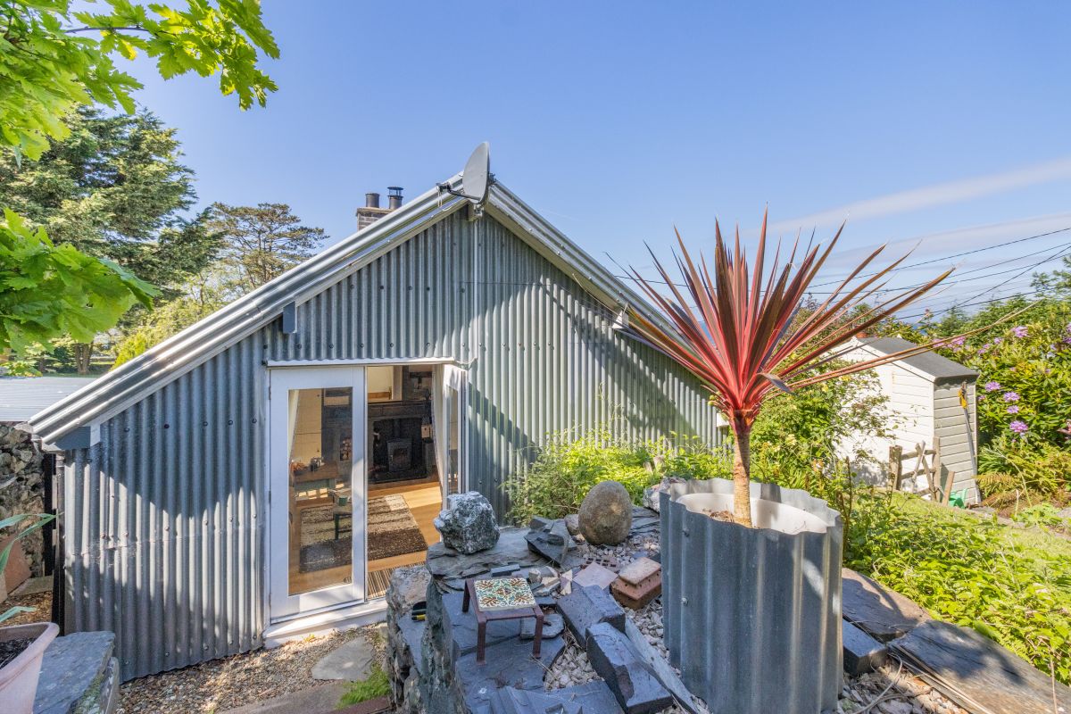 The Tin House, listing photograph 4