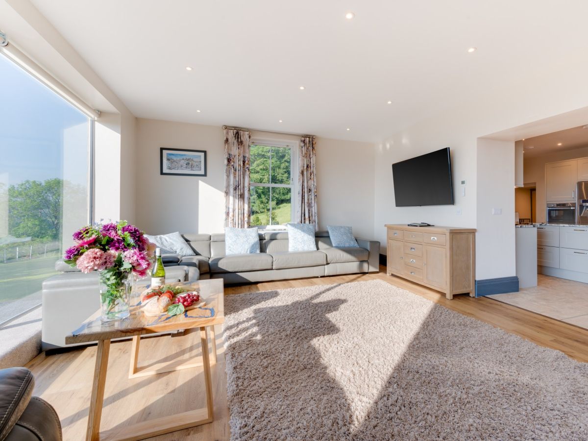 Riber House, listing photograph 10