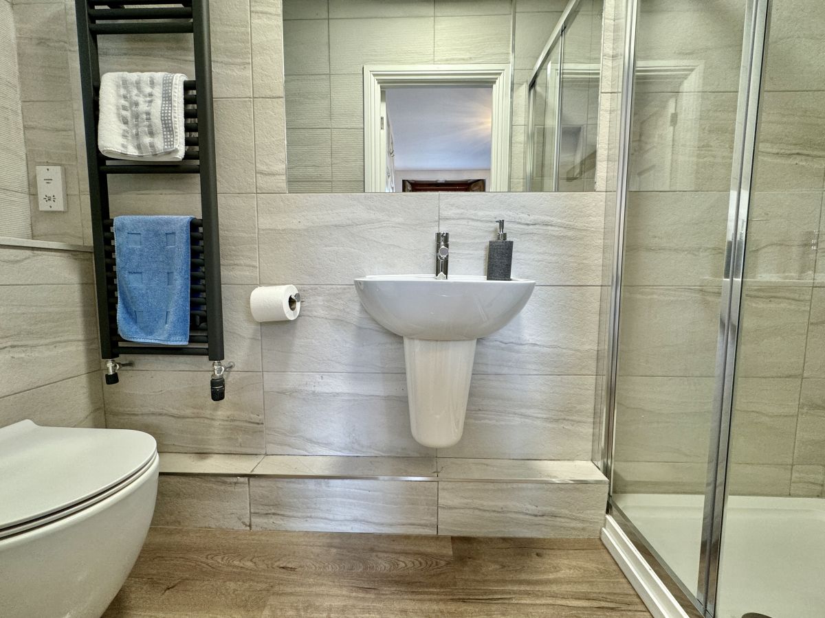 Bridge House Apartment 2, listing photograph 12