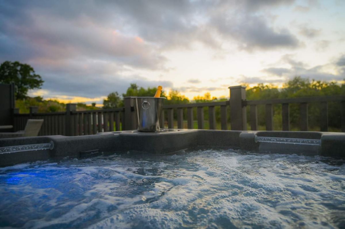 Hot Tub Hideaway 2, listing photograph 3