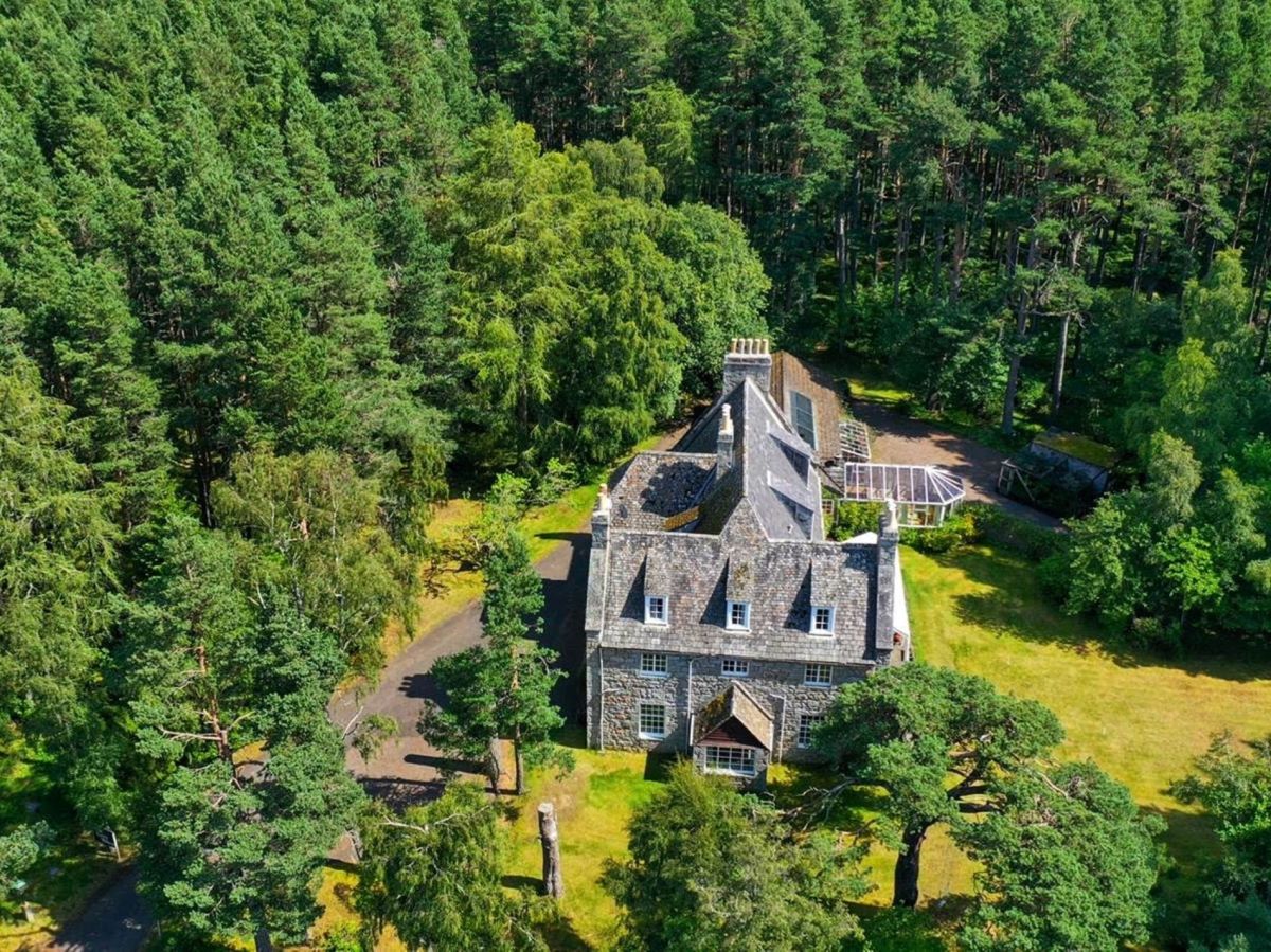 The Grey House, listing photograph 3