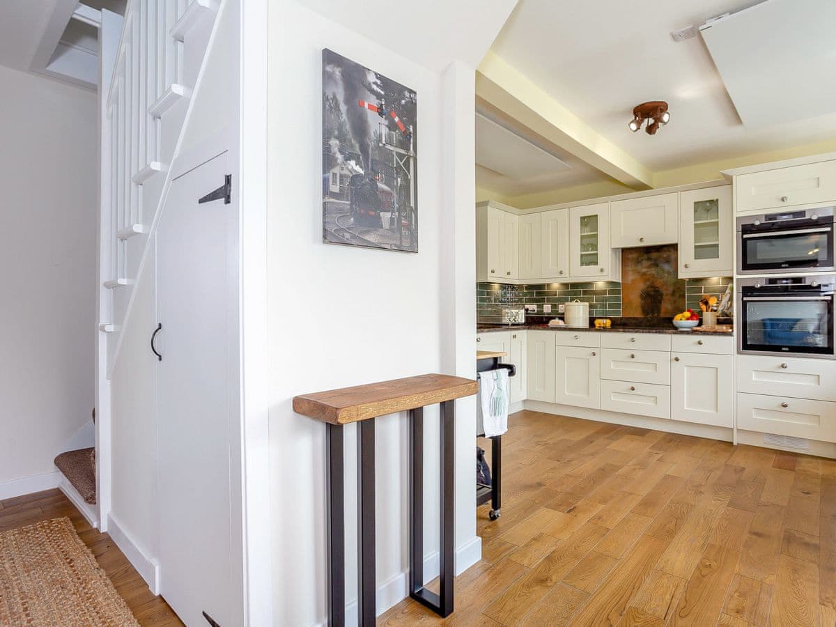 Woodford, listing photograph 6