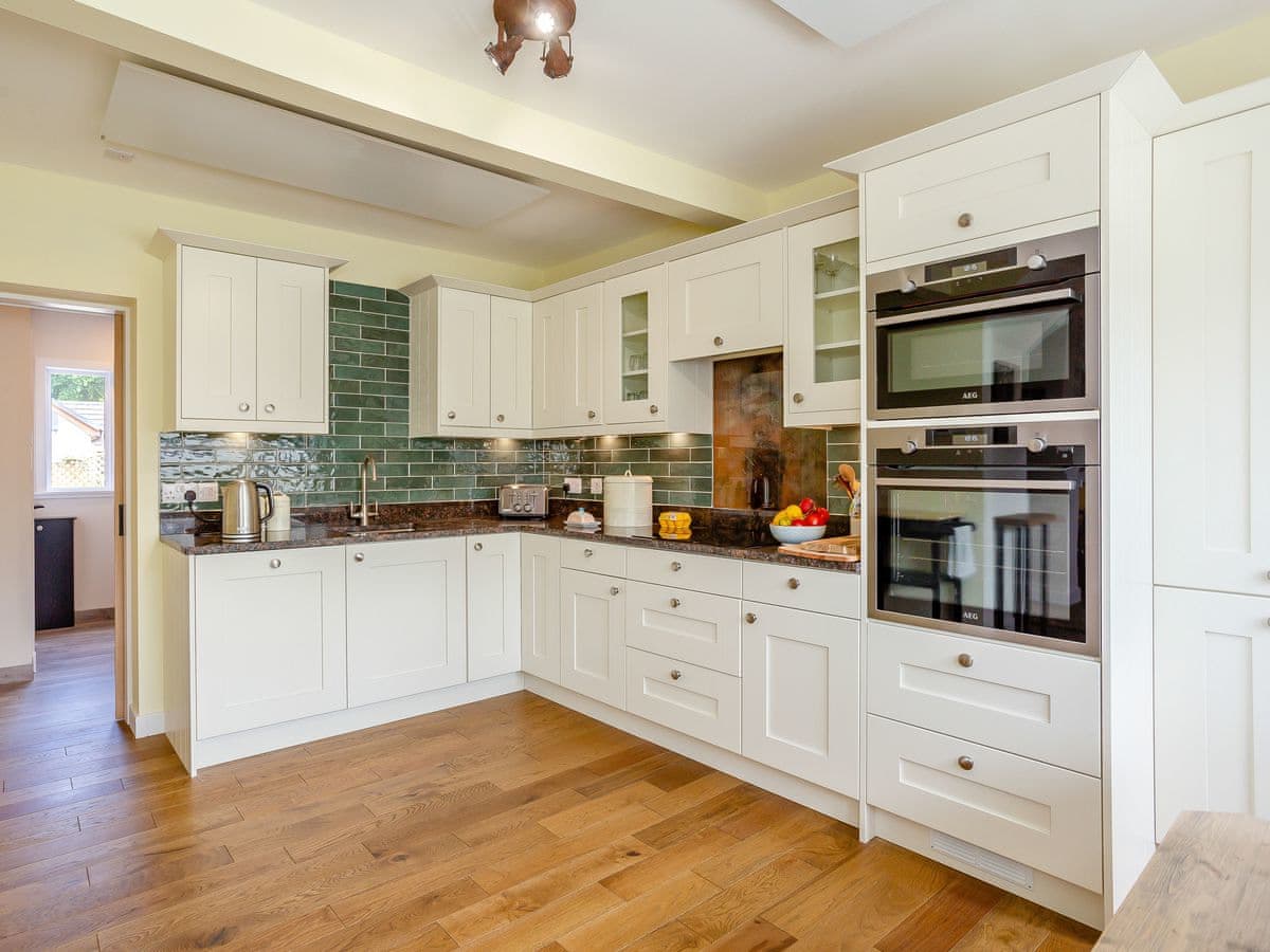 Woodford, listing photograph 10