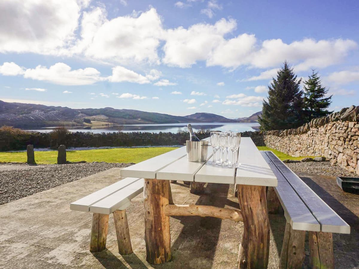 House by the Loch, listing photograph 2