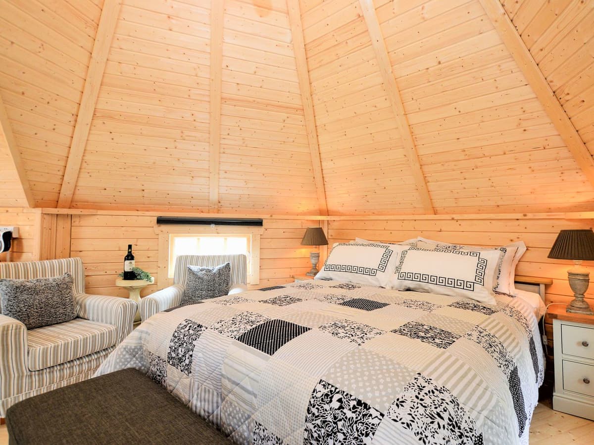 Seal Point Cabin, listing photograph 8