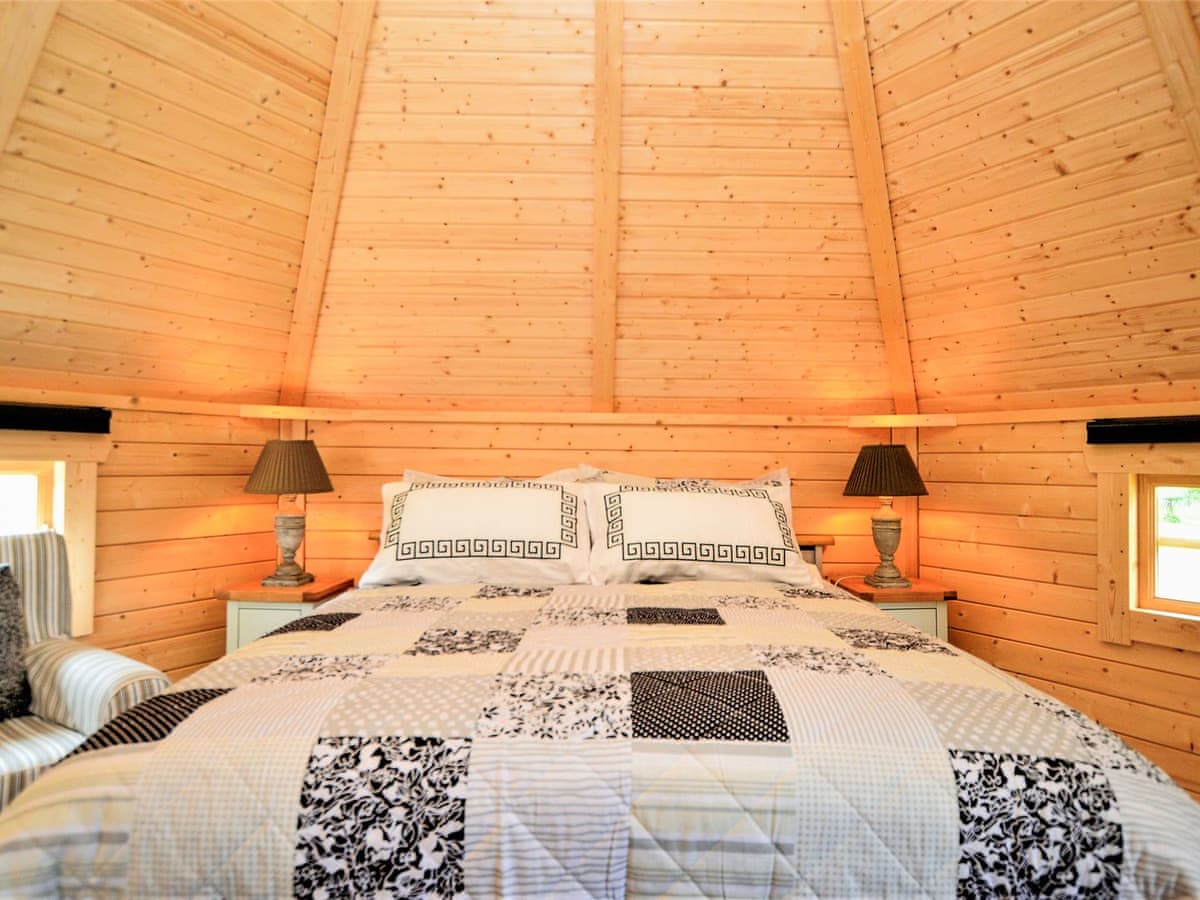 Seal Point Cabin, listing photograph 9