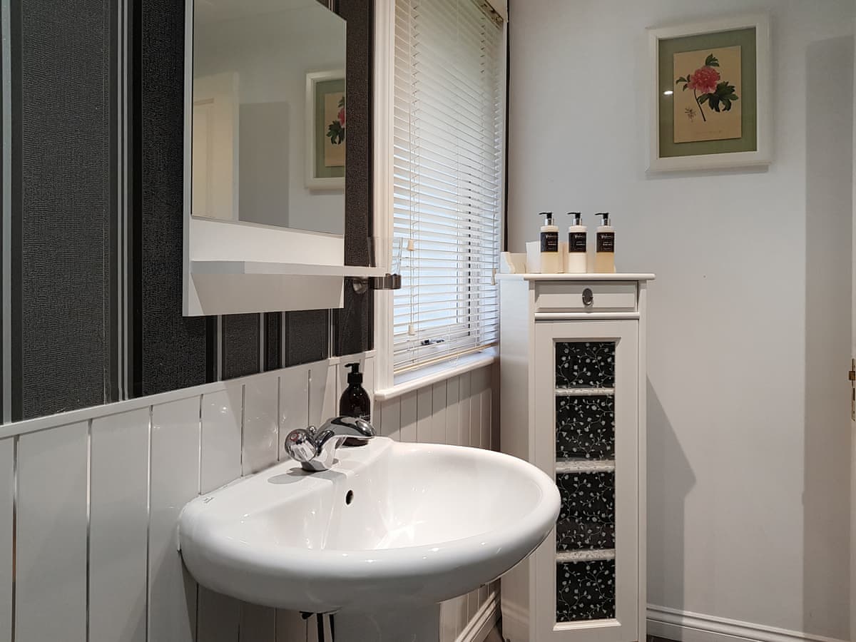 Loch Lomond Sanctuary Lodges - Leven Lodge 2, listing photograph 8