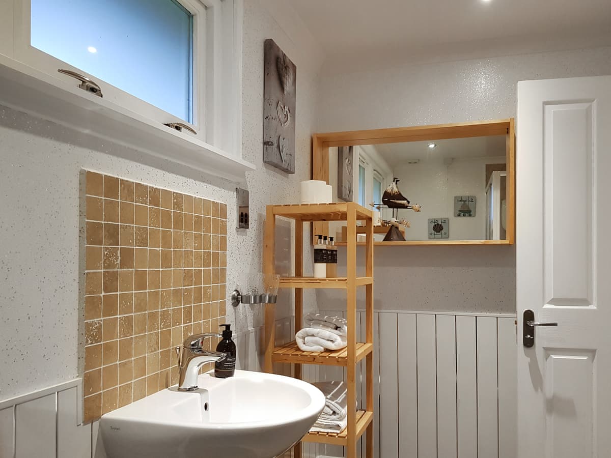 Loch Lomond Sanctuary Lodges - Leven Lodge 1, listing photograph 6