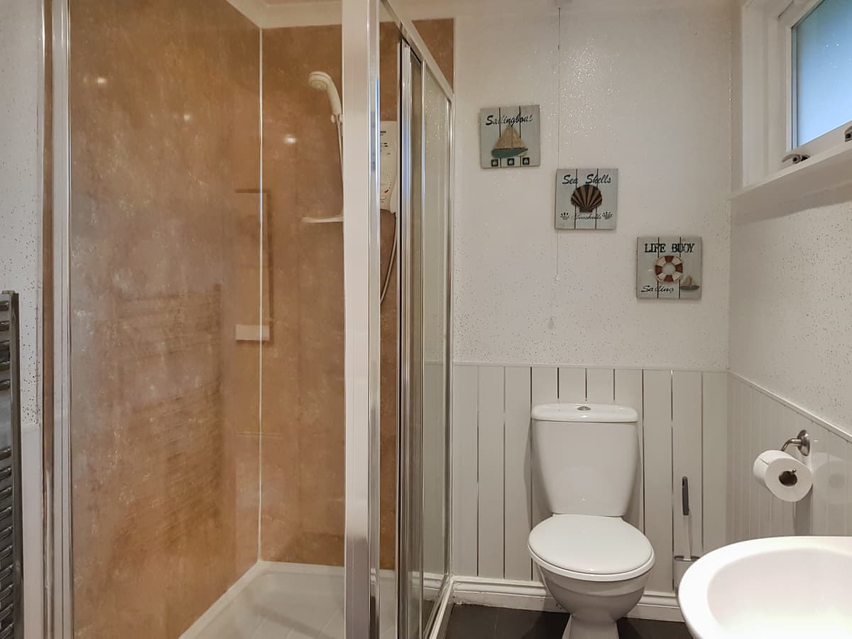 Loch Lomond Sanctuary Lodges - Leven Lodge 1, listing photograph 7