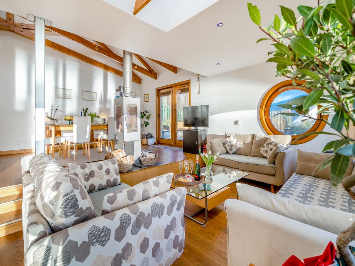 Shore House, listing photograph 3
