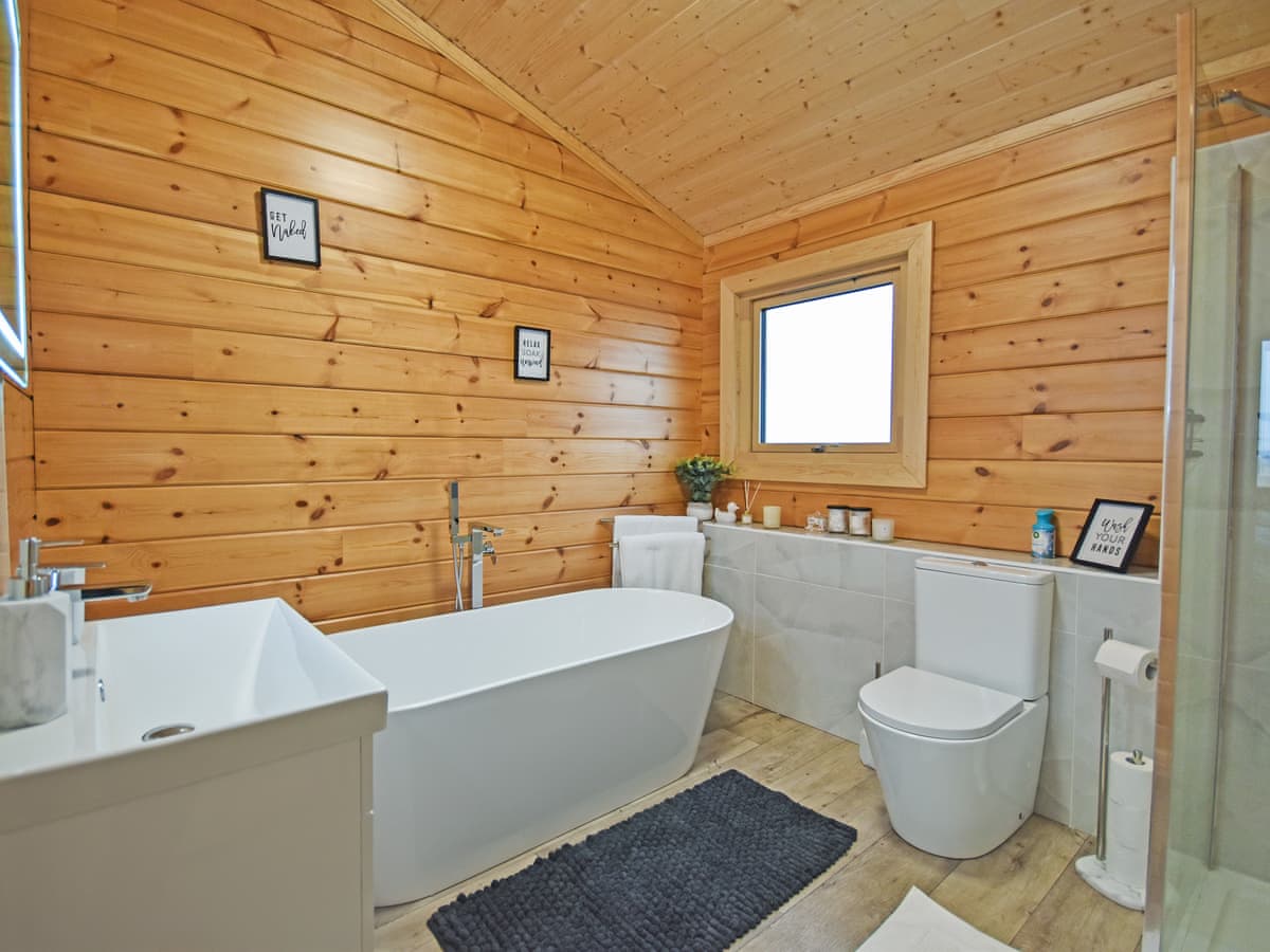 Stag and Coo Holidays - Stag Lodge, listing photograph 12