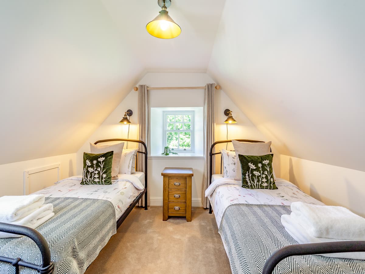 West Lodge, listing photograph 12