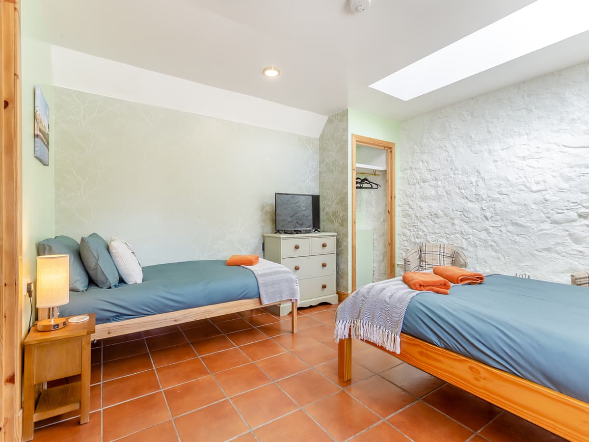 Canisp Studio Apartment, listing photograph 3
