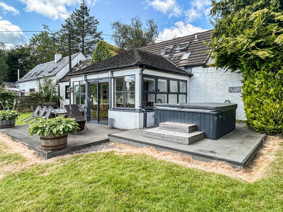 Lochend Chalets - Coach House