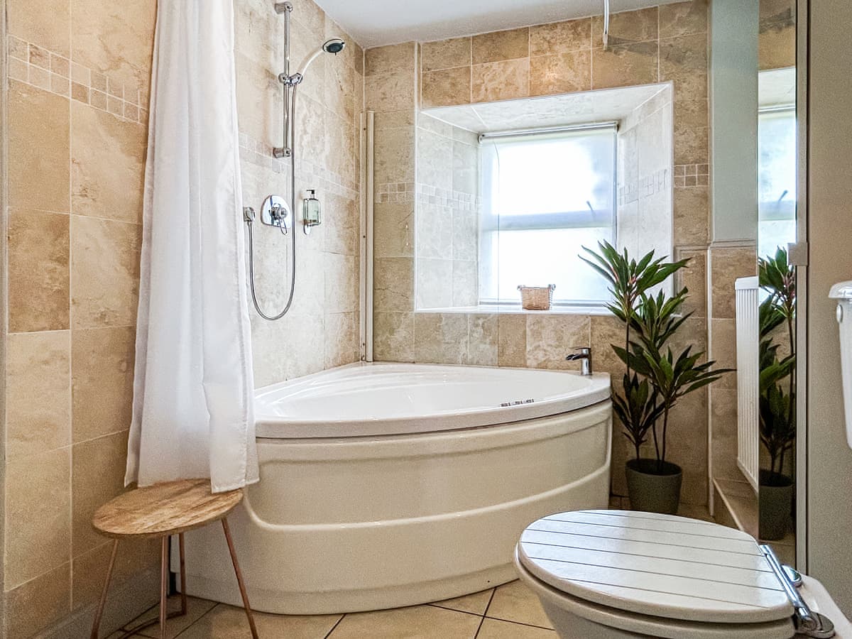 Lochend Chalets - Coach House, listing photograph 11