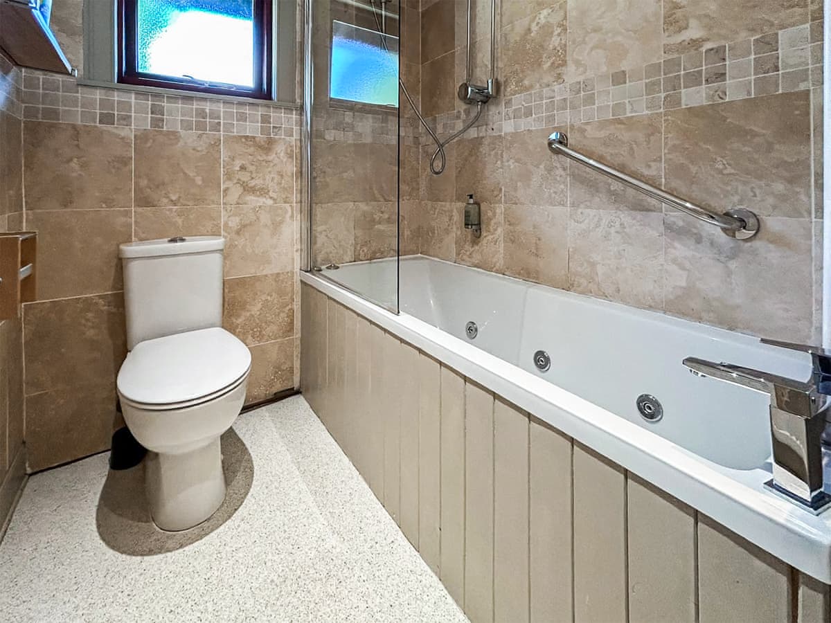Lochend Chalets - Pine Lodge, listing photograph 9