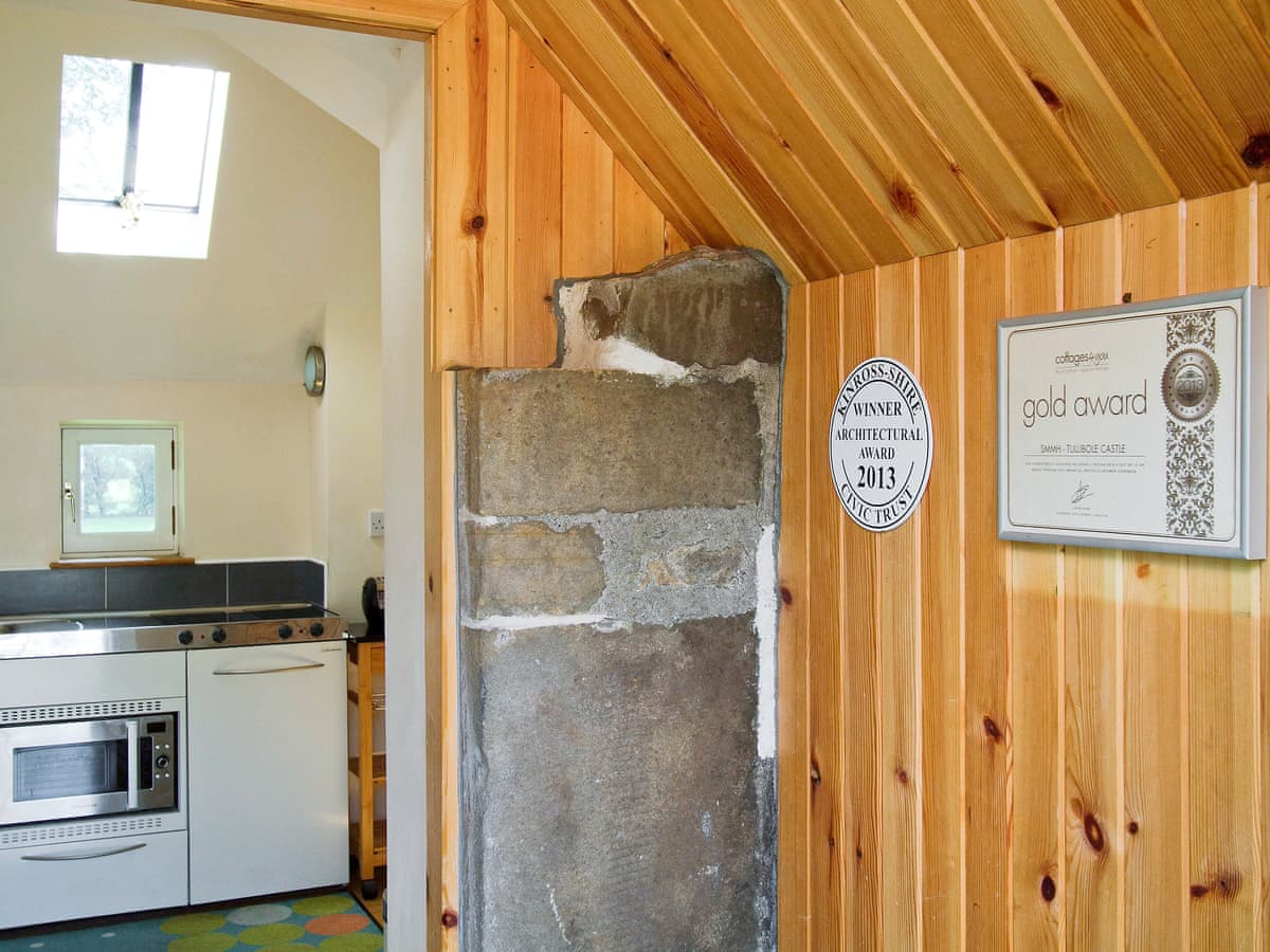 Tullibole Castle Longhouse, listing photograph 6
