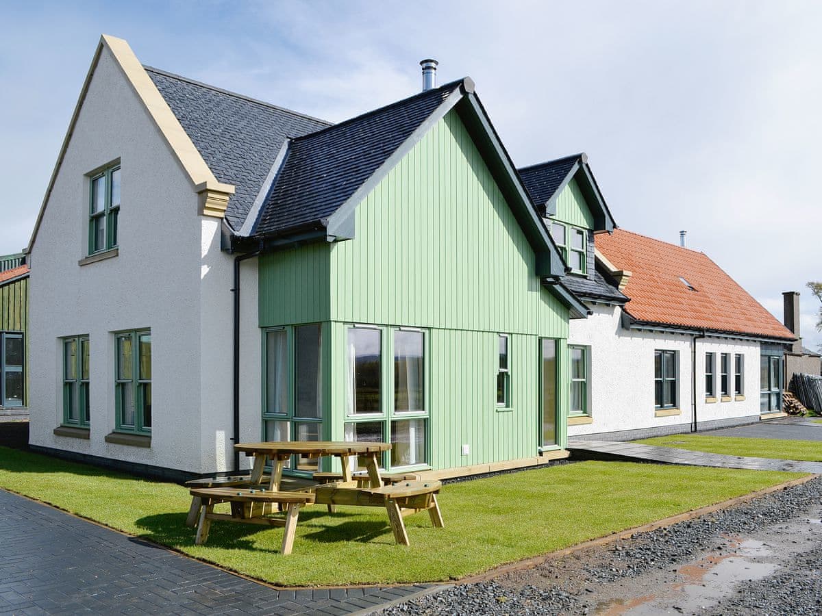 Paddockhall Cottages - Petronella