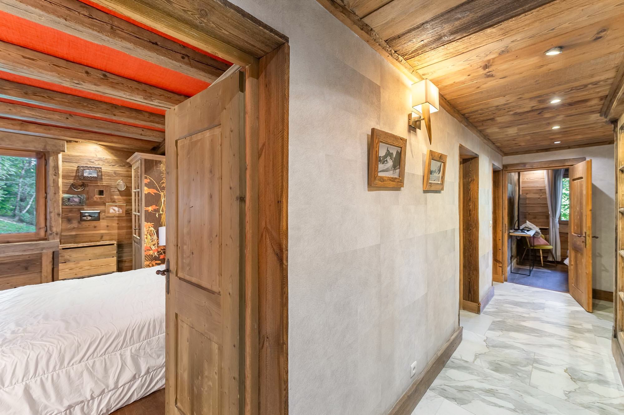 Chalet 2100, listing photograph 3