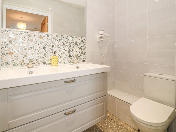 Holly Cottage, listing photograph 11
