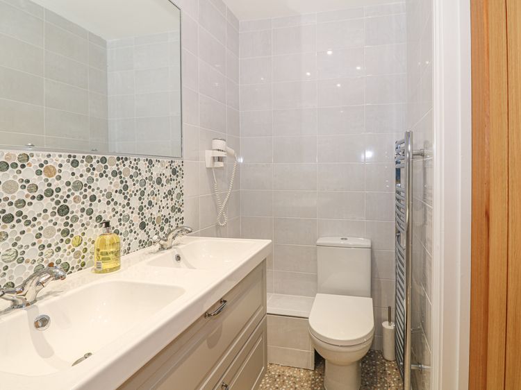 Holly Cottage, listing photograph 12