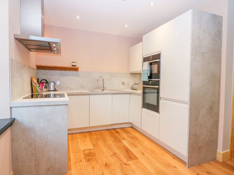 Boat House, listing photograph 9