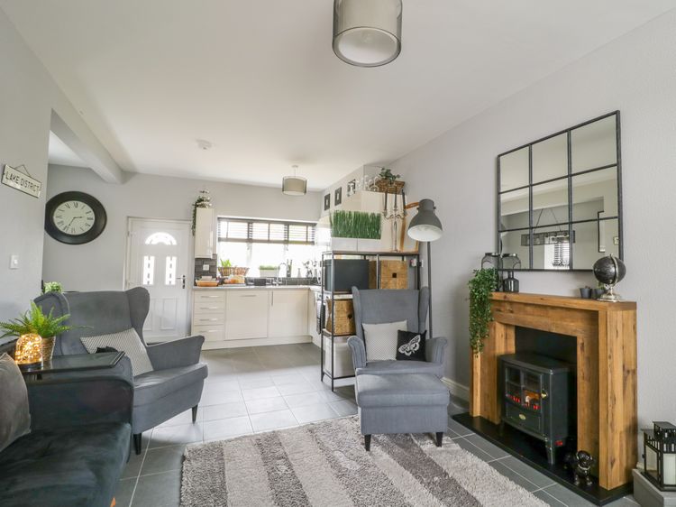 8 Bridge Street, listing photograph 2