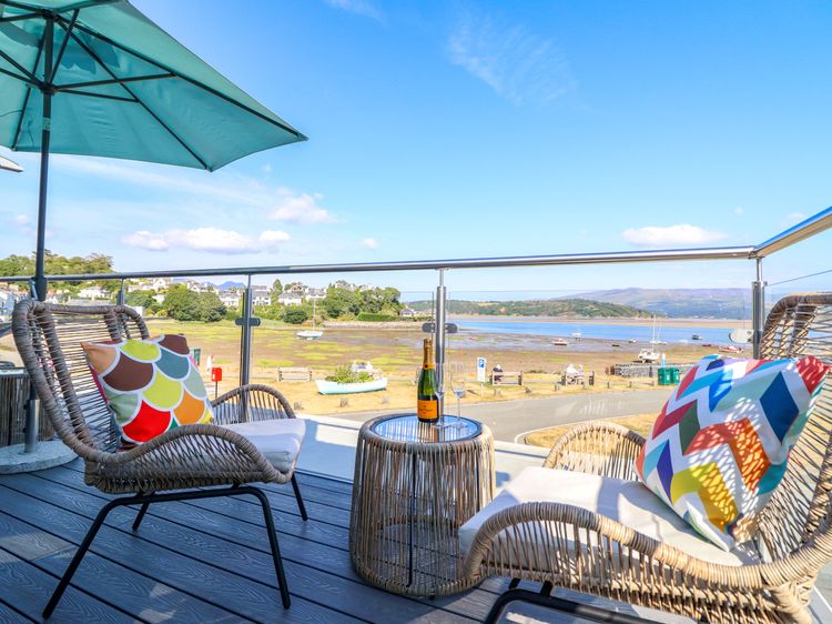 Bay View Apartment