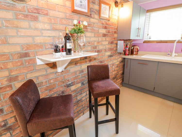 Ground floor flat, listing photograph 9