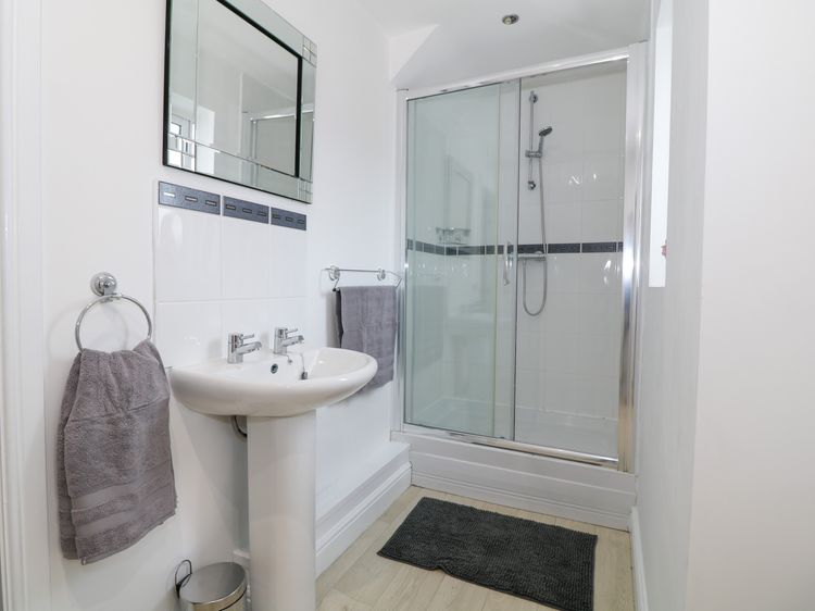 8 Marina View, listing photograph 10